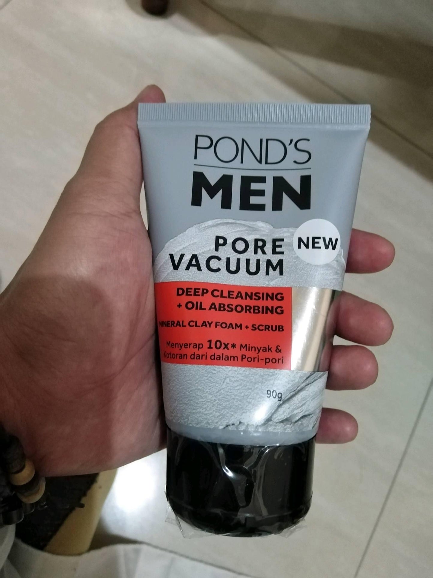POND'S Men's Pore Vacuum Facial Foam & Scrub 90g - Deep Cleansing Oil Control & Pore Vacuum Effect with Activated Charcoal