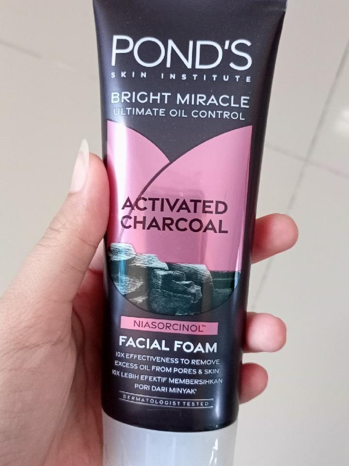 POND'S Activated Charcoal Facial Foam Cleanser for Bright & Detoxed Skin - Deep Clean Purify 100g Tested by Dermatologists