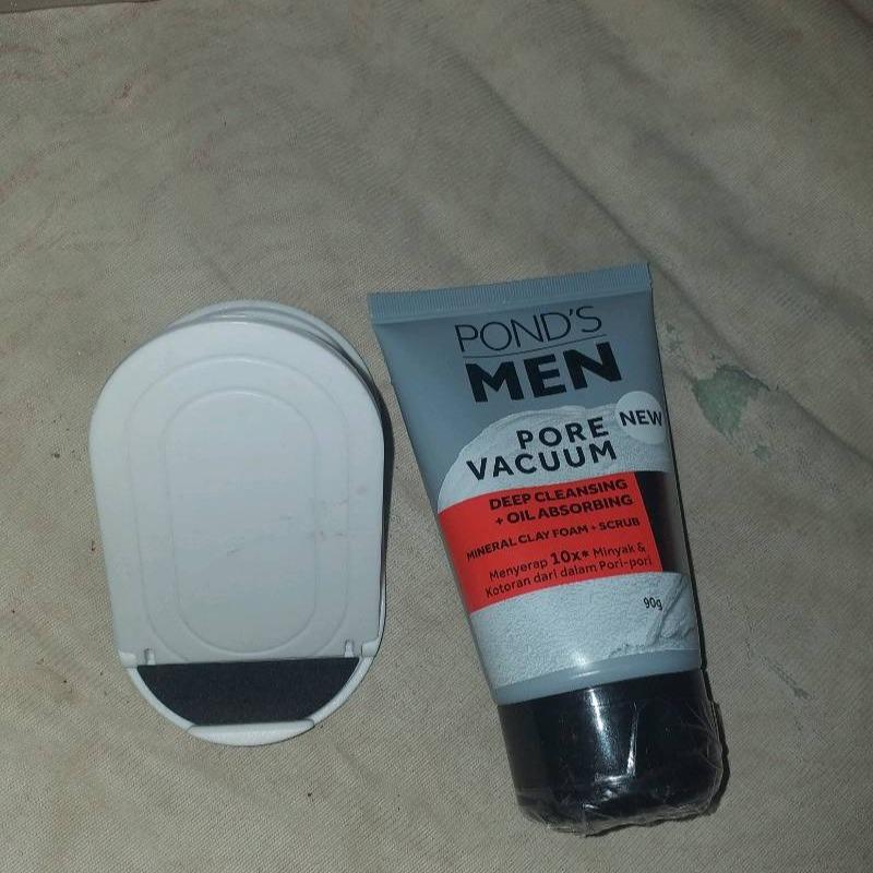 POND'S Men's Pore Vacuum Facial Foam & Scrub 90g - Deep Cleansing Oil Control & Pore Vacuum Effect with Activated Charcoal