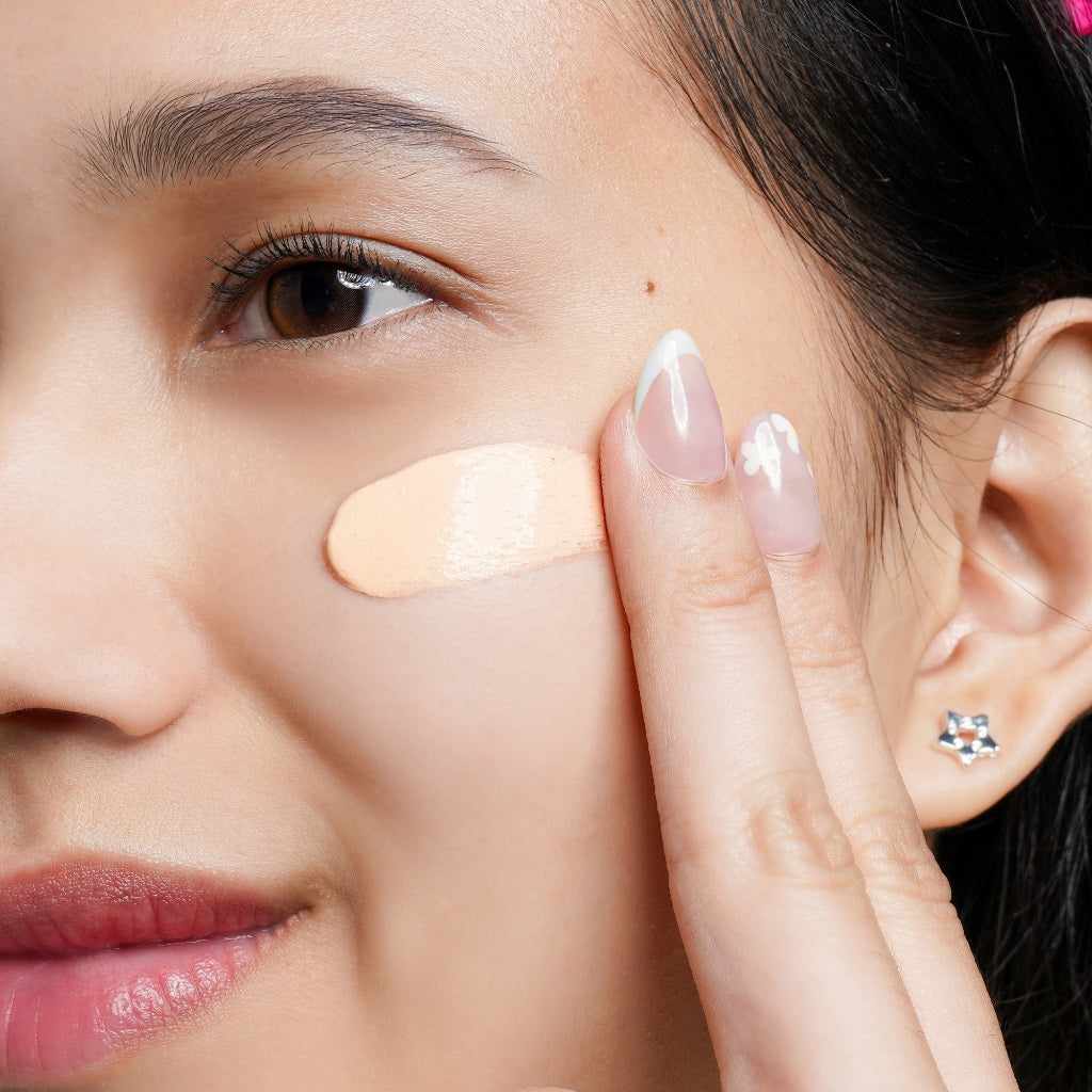 Glowsophy Bearberry Tinted Tone Up Sunscreen SPF 40 PA+++ 30ml Sunblock Cream Wajah Pelembab Skin Sunscreen Membantu Wajah Menyamarkan Pori-Pori Skin Tint Liquid Foundation All Skin Natural Matte Finish Makeup Primer Cepat Meresap Sunblock Cream Ringan