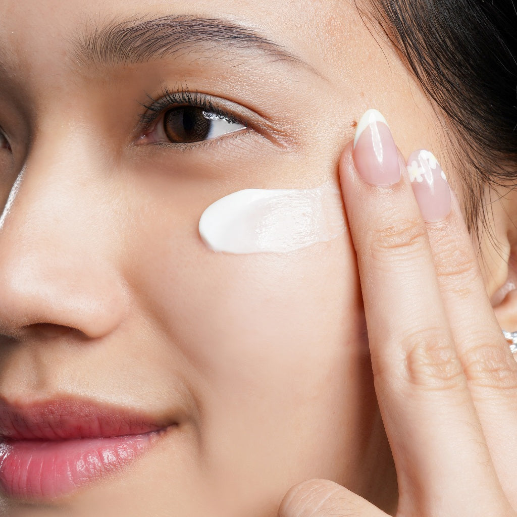 Glowsophy Cica Daily Light Sunscreen SPF 35 PA+++ Light & Soothing Sunblock Wajah Pelembab Skin Membantu Menenangkan Kulit Berjerawat Sunscreen Skin Barrier Protection Chemical Melindungi Kulit Dari Sinar UV UVA UVB Ringan Tidak Lengket Mudah Meresap
